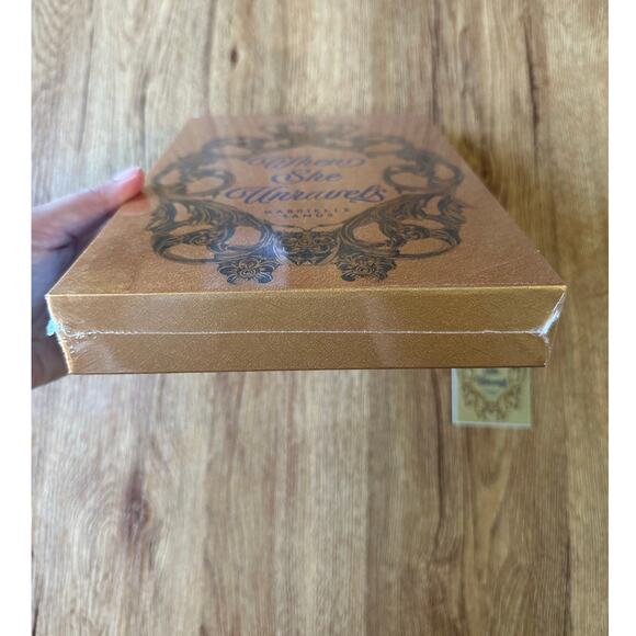 Bookish Box Signed When She Unravels By Gabrielle Sands - Picture 4 of 7